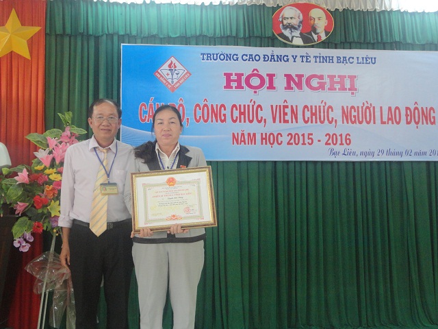BSCKII Nguyễn Kim Nhang nhận bằng khen và huy chương chiến sĩ thi đua cấp tỉnh BSCKII Nguyễn Kim Nhang nhận bằng khen và huy chương chiến sĩ thi đua cấp tỉnh