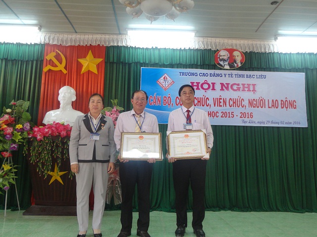 BSCKII Phạm Ngọc Điệp, BSCKII Lê Văn Sơn nhận bằng khen UBND tỉnh trong phong trào thi đua yêu nước BSCKII Phạm Ngọc Điệp, BSCKII Lê Văn Sơn nhận bằng khen UBND tỉnh trong phong trào thi đua yêu nước