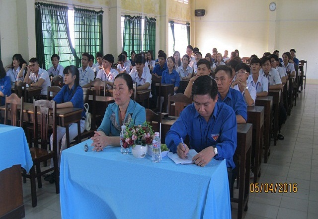 BSCKII. Nguyễn Kim Nhang – Phó Bí thư Đảng ủy, Phó Hiệu Trưởng nhà Trường (trái), Thầy Nguyễn Quốc Sil - Bí thư Đoàn Trường có mặt tại buổi lễ BSCKII. Nguyễn Kim Nhang – Phó Bí thư Đảng ủy, Phó Hiệu Trưởng nhà Trường (trái), Thầy Nguyễn Quốc Sil - Bí thư Đoàn Trường có mặt tại buổi lễ