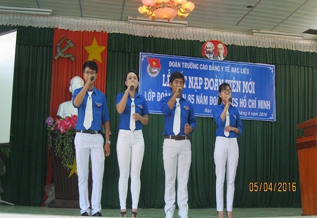 Đội TCM của trường trình diễn các tiết mục văn nghệ trong buổi lễ Đội TCM của trường trình diễn các tiết mục văn nghệ trong buổi lễ