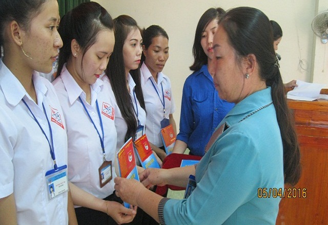 BSCKII. Nguyễn Kim Nhang trao giấy Chứng nhận và sổ đoàn viên cho các tân đoàn viên trong buổi lễ kết nạp BSCKII. Nguyễn Kim Nhang trao giấy Chứng nhận và sổ đoàn viên cho các tân đoàn viên trong buổi lễ kết nạp
