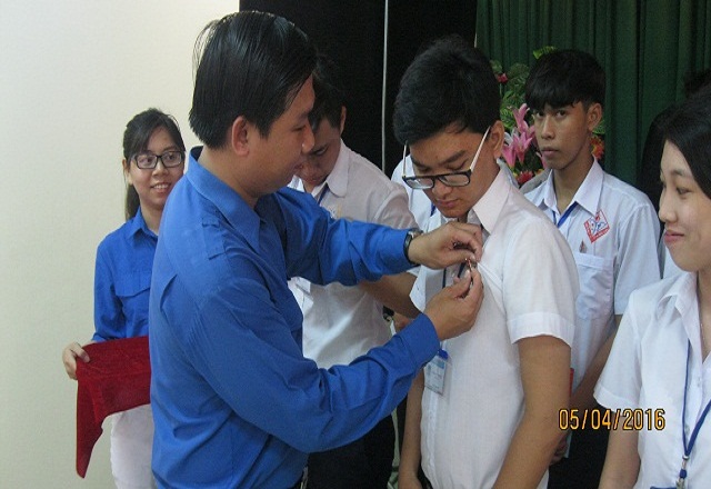 Đồng chí Nguyễn Quốc Sil - Bí thư Đoàn Trường Cao đẳng Y tế Bạc Liêu đeo huy hiệu đoàn lên áo cho các bạn đoàn viên mới trong buổi lễ Đồng chí Nguyễn Quốc Sil - Bí thư Đoàn Trường Cao đẳng Y tế Bạc Liêu đeo huy hiệu đoàn lên áo cho các bạn đoàn viên mới trong buổi lễ