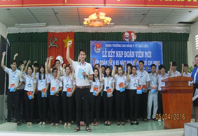 Các tân đoàn viên hứa hẹn và hạ quyết tâm tại buổi lễ kết nạp Các tân đoàn viên hứa hẹn và hạ quyết tâm tại buổi lễ kết nạp