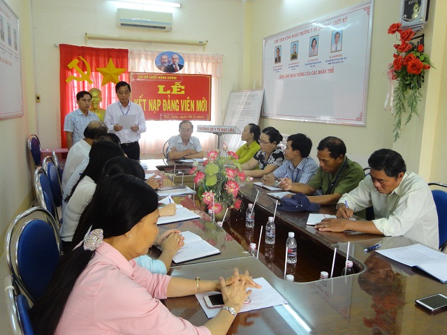 Đồng chí Lê Văn Sơn - Bí thư chi bộ khối Hành chính đọc quyết định kết nạp đảng viên Đồng chí Lê Văn Sơn - Bí thư chi bộ khối Hành chính đọc quyết định kết nạp đảng viên