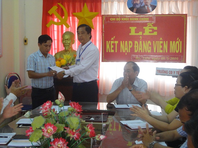 Đồng chí Điền Minh Vũ nhận quyết định kết nạp đảng viên Đồng chí Điền Minh Vũ nhận quyết định kết nạp đảng viên