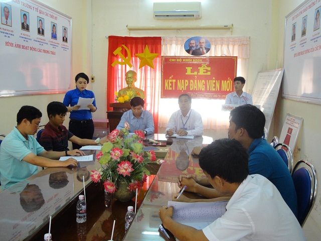 Đồng chí Nguyễn Thị Thúy Vy đọc đơn xin gia nhập đảng viên Đồng chí Nguyễn Thị Thúy Vy đọc đơn xin gia nhập đảng viên