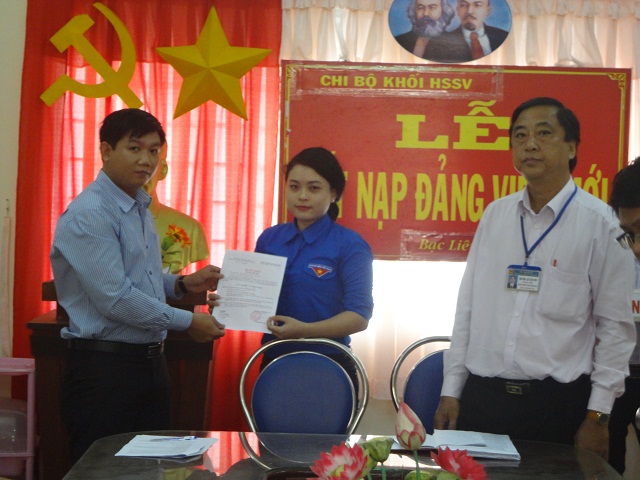Đồng chí Nguyễn Quốc Sil - Bí thư chi bộ khối HS-SV trao quyết định kết nạp đảng viên Đồng chí Nguyễn Quốc Sil - Bí thư chi bộ khối HS-SV trao quyết định kết nạp đảng viên