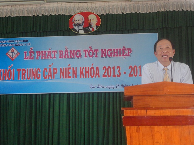 BSCKII. Phạm Ngọc Điệp - Hiệu trưởng phát biểu tại buổi lễ BSCKII. Phạm Ngọc Điệp - Hiệu trưởng phát biểu tại buổi lễ