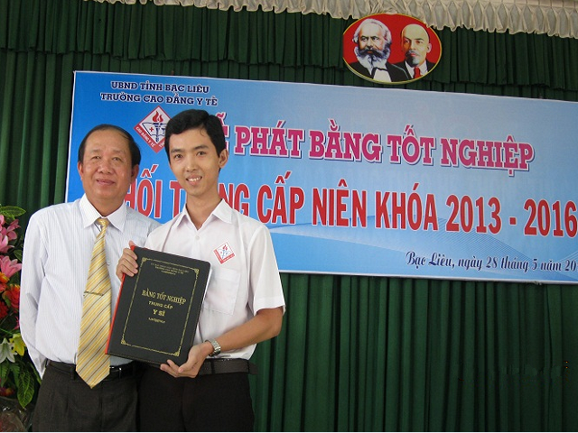 BSCKII.Phạm Ngọc Điệp - Hiệu trưởng trao bằng tốt nghiệp cho học sinh tốt nghiệp loại giỏi BSCKII.Phạm Ngọc Điệp - Hiệu trưởng trao bằng tốt nghiệp cho học sinh tốt nghiệp loại giỏi