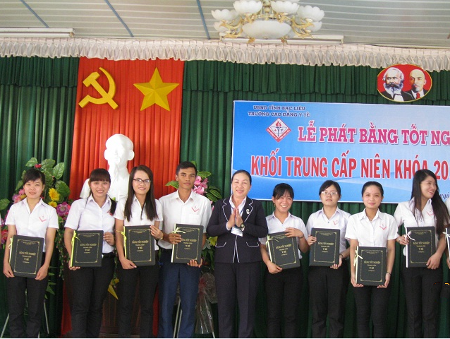 BSCKII.Nguyễn Kim Nhang - Phó Hiệu trưởng trao bằng tốt nghiệp cho các bạn học sinh tốt nghiệp loại khá BSCKII.Nguyễn Kim Nhang - Phó Hiệu trưởng trao bằng tốt nghiệp cho các bạn học sinh tốt nghiệp loại khá
