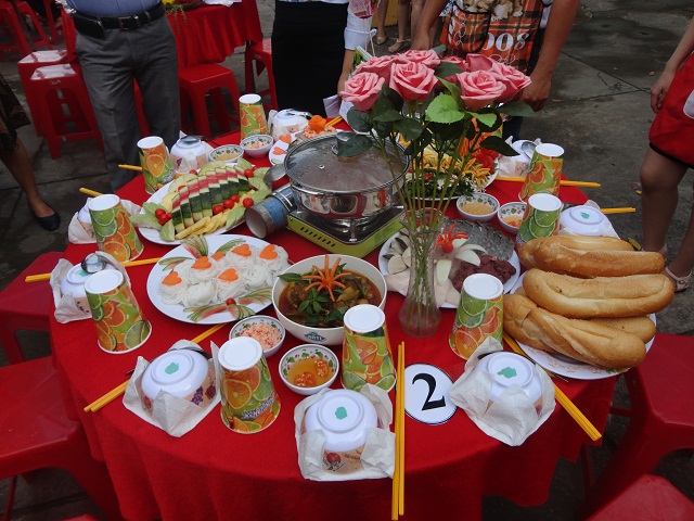Các bàn ăn được bố trí vô cùng đẹp mắt Các bàn ăn được bố trí vô cùng đẹp mắt
