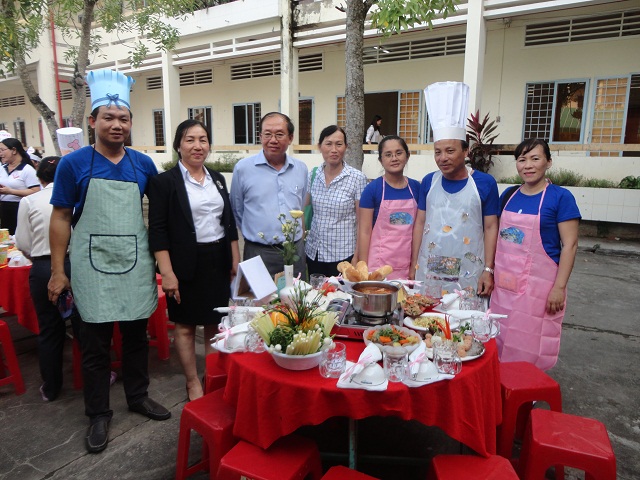 Ban giám hiệu chụp ảnh giao lưu với các đội thi Ban giám hiệu chụp ảnh giao lưu với các đội thi
