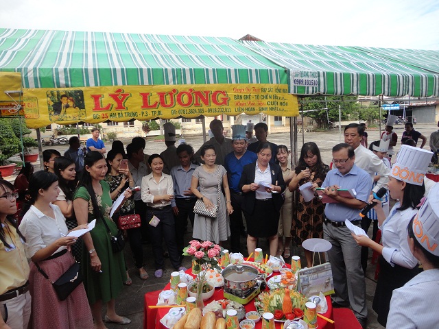 Thuyết trình về bàn tiệc trước ban giám khảo Thuyết trình về bàn tiệc trước ban giám khảo