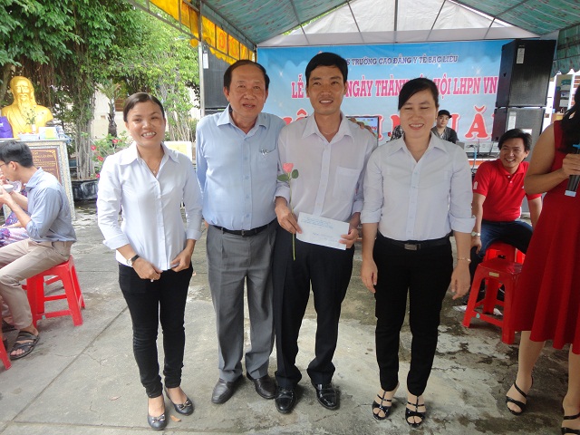 Thầy Phạm Ngọc Điệp - Hiệu trưởng nhà trường trao thường cho đội giành giải nhất Thầy Phạm Ngọc Điệp - Hiệu trưởng nhà trường trao thường cho đội giành giải nhất