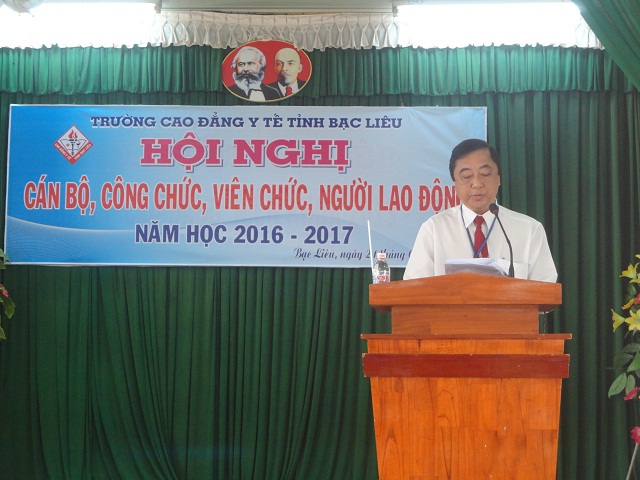 BSCKII Lê Văn Sơn báo cáo tổng kết công tác thi đua năm 2016 và kết quả đăng ký thi đua năm 2017 - Phát động thi đua năm 2017 và bàn các biện pháp cải tiến điều kiện làm việc, nâng cao đời sống của CBCCVC trong cơ quan, đơn vị. BSCKII Lê Văn Sơn báo cáo tổng kết công tác thi đua năm 2016 và kết quả đăng ký thi đua năm 2017 - Phát động thi đua năm 2017 và bàn các biện pháp cải tiến điều kiện làm việc, nâng cao đời sống của CBCCVC trong cơ quan, đơn vị.