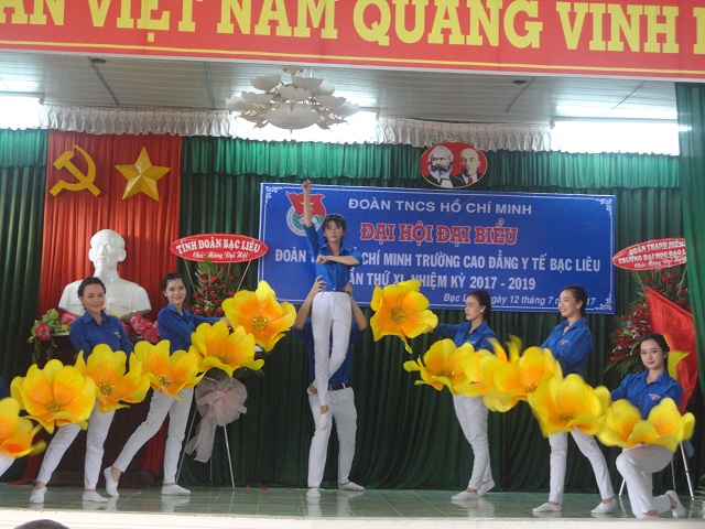 Văn nghệ mở màn cho đại hội Văn nghệ mở màn cho đại hội