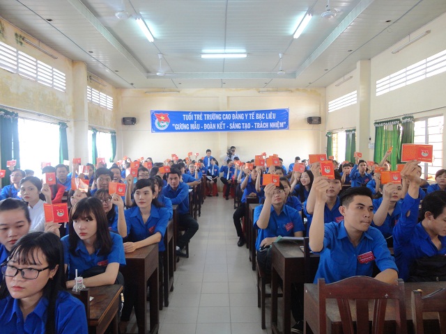 Các đại biểu tham gia biểu quyết trong đại hội Các đại biểu tham gia biểu quyết trong đại hội
