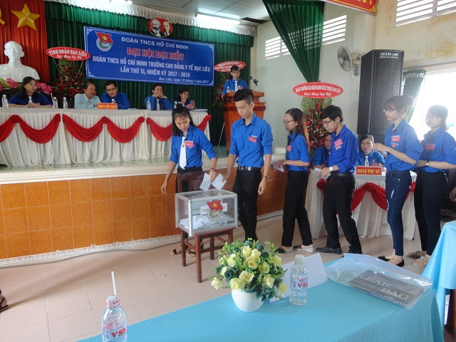 Đại biểu tham gia bỏ phiếu bầu BCH Đoàn trường nhiệm kỳ 2017-2019 Đại biểu tham gia bỏ phiếu bầu BCH Đoàn trường nhiệm kỳ 2017-2019