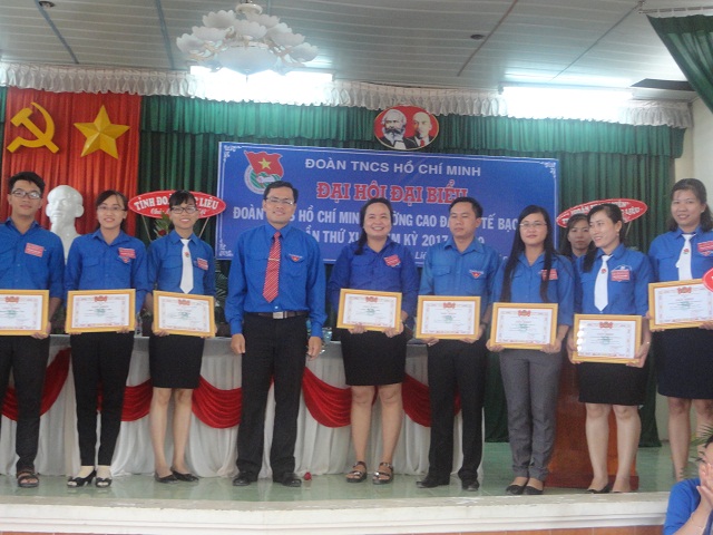 Đồng chí Ngô Vũ Thăng - Bí thư Tỉnh Đoàn Bạc Liêu tặng bằng khen cuat Tỉnh Đoàn cho các cá nhân và tập thể xuất sắc Đồng chí Ngô Vũ Thăng - Bí thư Tỉnh Đoàn Bạc Liêu tặng bằng khen cuat Tỉnh Đoàn cho các cá nhân và tập thể xuất sắc