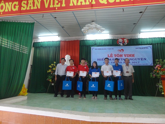 Khen thưởng 05 tập thể có thành tích suất sắc trong phong trào vận động hiến máu tình nguyện