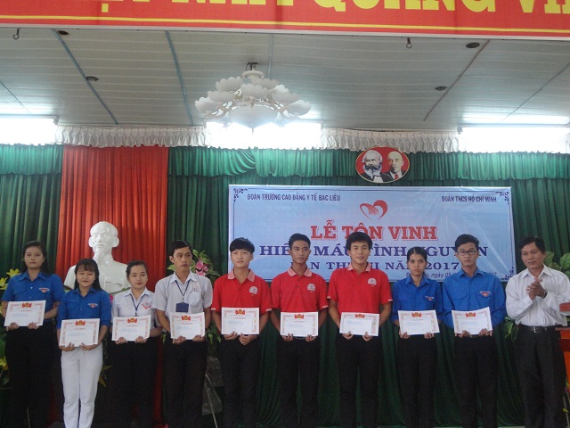 Tôn vinh 20 cá nhân có thành tích suất sắc