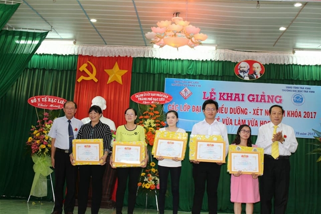 Trao thưởng cho các thủ khoa đầu vào của các khối lớp